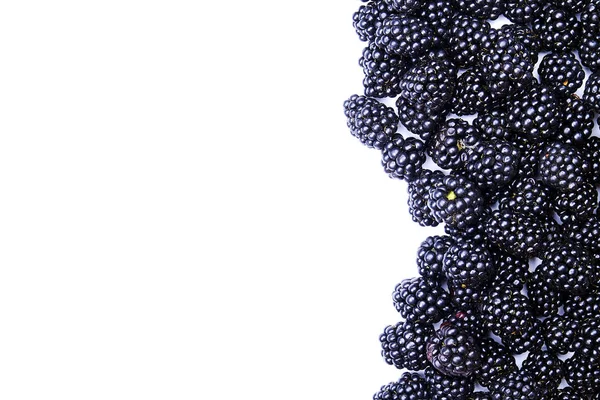 Taze organik ahududu meyveleri beyaz zemin üzerine harvestpile grup. Temiz kavramı yeme. Sağlıklı besleyici Vejeteryan Aperatif, pişmemiş yiyecek. Yakın çekim, kopya alanı, üstten görünüm, düz lay.