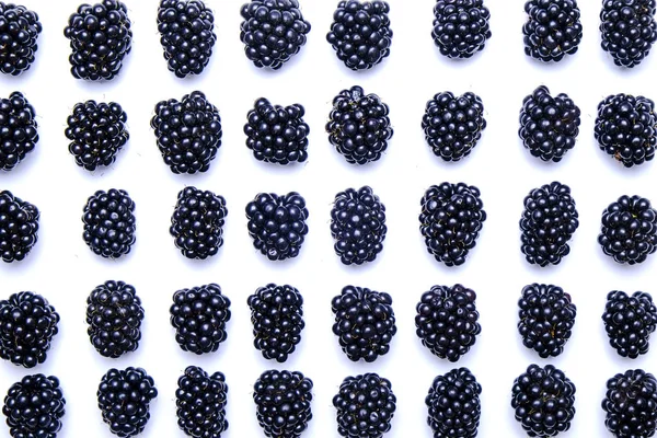 Demet taze organik blueberry çilek beyaz zemin üzerine Dikişsiz desen. Temiz kavramı yeme. Sağlıklı besleyici Vejeteryan Aperatif, pişmemiş yiyecek. Yakın çekim, kopya alanı, üstten görünüm, düz lay.