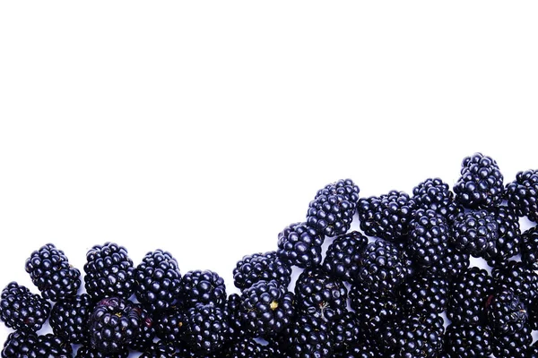 Taze organik ahududu meyveleri beyaz zemin üzerine harvestpile grup. Temiz kavramı yeme. Sağlıklı besleyici Vejeteryan Aperatif, pişmemiş yiyecek. Yakın çekim, kopya alanı, üstten görünüm, düz lay.