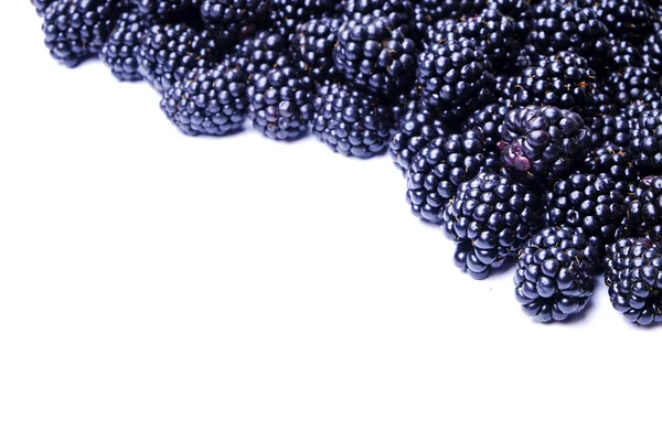 Taze organik ahududu meyveleri beyaz zemin üzerine harvestpile grup. Temiz kavramı yeme. Sağlıklı besleyici Vejeteryan Aperatif, pişmemiş yiyecek. Yakın çekim, kopya alanı, üstten görünüm, düz lay.