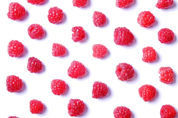 Taze organik ahududu meyveleri sorunsuz süsleme desen, beyaz arka plan avuç. Temiz kavramı yeme. Sağlıklı besleyici vejeteryan yemek, lezzetli pişmemiş yiyecek. Yakın çekim, kopya alanı, üstten görünüm, düz lay.