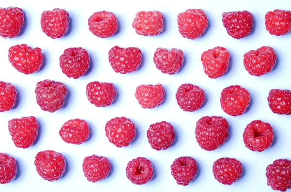 Taze organik ahududu meyveleri sorunsuz süsleme desen, beyaz arka plan avuç. Temiz kavramı yeme. Sağlıklı besleyici vejeteryan yemek, lezzetli pişmemiş yiyecek. Yakın çekim, kopya alanı, üstten görünüm, düz lay.