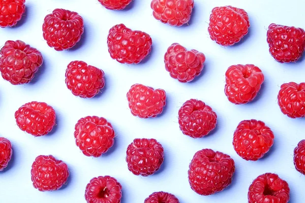 Taze organik ahududu meyveleri sorunsuz süsleme desen, beyaz arka plan avuç. Temiz kavramı yeme. Sağlıklı besleyici vejeteryan yemek, lezzetli pişmemiş yiyecek. Yakın çekim, kopya alanı, üstten görünüm, düz lay.