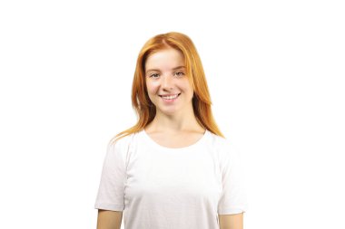 Beyaz arka plan üzerinde izole memnun yüz ifadesi ile güzel kızıl saçlı Genç kadın. Doğal Kızıl saçlı ve kahverengi gözleri içten gülümseme ve mükemmel dişleri gösterilen çekici kadın var. Kopya alanı.