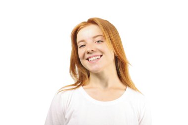 Beyaz arka plan üzerinde izole memnun yüz ifadesi ile güzel kızıl saçlı Genç kadın. Doğal Kızıl saçlı ve kahverengi gözleri içten gülümseme ve mükemmel dişleri gösterilen çekici kadın var. Kopya alanı.
