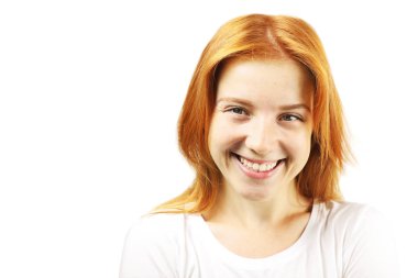 Beyaz arka plan üzerinde izole memnun yüz ifadesi ile güzel kızıl saçlı Genç kadın. Doğal Kızıl saçlı ve kahverengi gözleri içten gülümseme ve mükemmel dişleri gösterilen çekici kadın var. Kopya alanı.