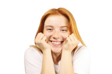 Beyaz arka plan üzerinde izole memnun yüz ifadesi ile güzel kızıl saçlı Genç kadın. Doğal Kızıl saçlı ve kahverengi gözleri içten gülümseme ve mükemmel dişleri gösterilen çekici kadın var. Kopya alanı.