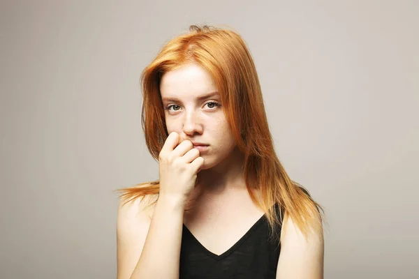 Mooie Fragiele Roodharige Jonge Vrouw Het Donker Triest Bang Meisje — Stockfoto
