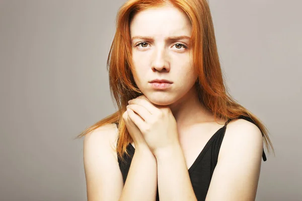 Vackra Ömtåliga Rödhåriga Ung Kvinna Mörkret Ledsen Skrämd Flicka Rädd — Stockfoto