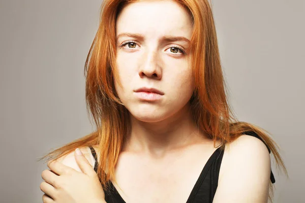 Belle Jeune Femme Rousse Fragile Dans Noir Triste Fille Effrayée — Photo