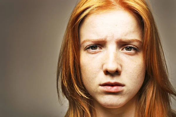 Όμορφη Εύθραυστη Redheaded Νεαρή Γυναίκα Στο Σκοτάδι Θλιβερή Τρομοκρατημένη Κοπέλα — Φωτογραφία Αρχείου