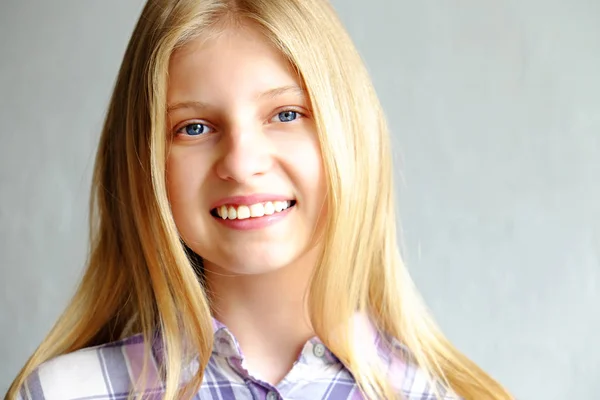 Fejlövés Gyönyörű Tizenéves Lány Szőke Egyenes Haj Kék Szem Mosolyogva — Stock Fotó