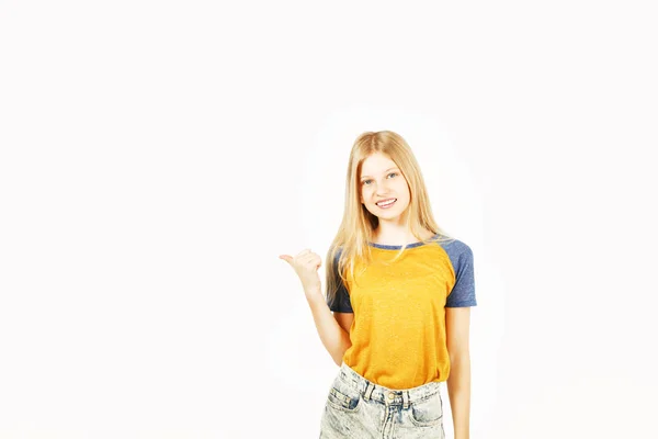 Joven Hermosa Adolescente Con Pelo Rubio Usando Camiseta Béisbol Amarillo —  Fotos de Stock