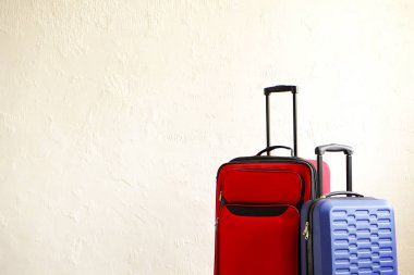 Kırmızı tekstil çanta ve mavi sert kabuklu Bagaj, teleskop sapı, genişletilmiş dekoratif doku duvar arka plan beyaz. Çiftler yolculuk kavramı çekilmek. Seyahat bavul Paketli. Yakın çekim, alanı Kopyala.