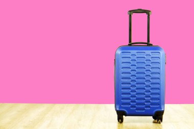 Yaz zamanı seyahat çantası ve hasır şapka