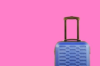 Yaz zamanı seyahat çantası ve hasır şapka