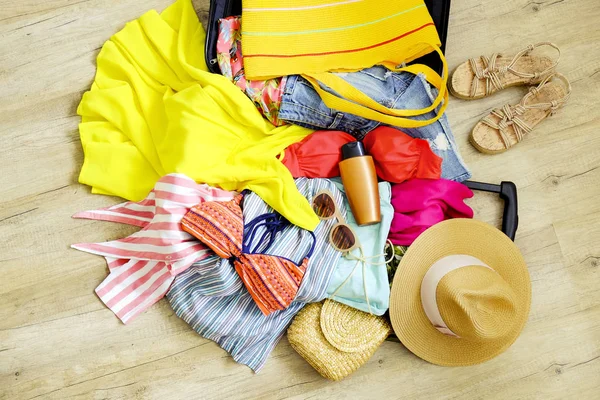 Open Suitcase Pile Unfolded Clothing Floor Woman Packing Tropical Vacation — Stock Photo, Image