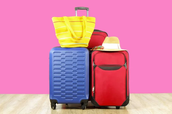 Drie Koffers Rood Textiel Blauw Harde Shell Bagage Uitgebreid Telescoopsteel — Stockfoto