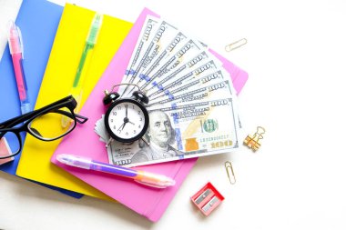 Zaman ve para pahalı eğitimde yatırım harç ve ücretleri kavramı kolej. Yeni yüz dolar faturaları, dizüstü bilgisayarlar, okul malzemeleri, çalar saat paket. Arka plan, uzay kopyalayın, yakın çekim, yat