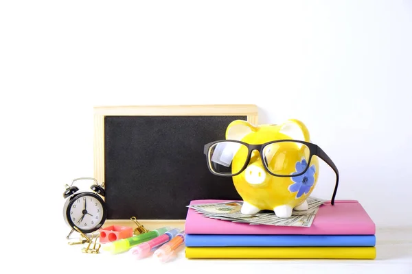 Poupança Para Conceito Educação Piggy Bank Amarelo Pilha Cadernos Coloridos — Fotografia de Stock