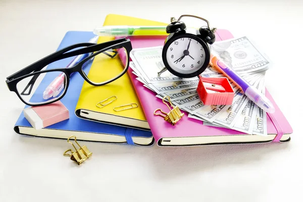 Investir Tempo Dinheiro Educação Cara Propinas Faculdade Conceito Taxas Pacote — Fotografia de Stock