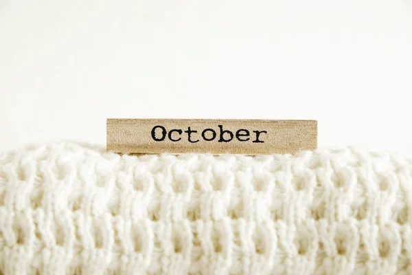 Wort Oktober Auf Holzkalender Geschrieben Gestrickter Warmer Weißer Pullover Mit — Stockfoto