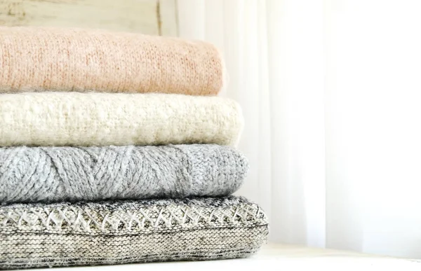 따뜻한 파스텔 스웨터의 뜨개질 테이블에 클로즈업 텍스트에 공간을 — 스톡 사진