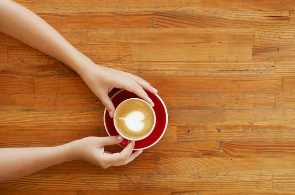 Vista Superior Las Manos Mujer Joven Sosteniendo Taza Roja Café — Foto de Stock