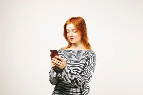Jovem Mulher Ruiva Natural Atraente Sorrindo Tela Smartphone Usando Telefone — Fotografia de Stock
