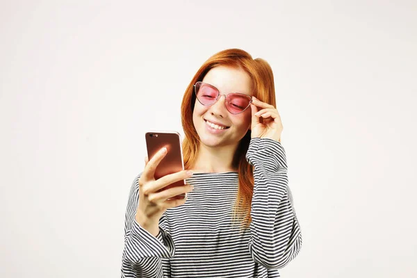 Junge Attraktive Rothaarige Frau Die Auf Dem Smartphone Bildschirm Lächelt — Stockfoto