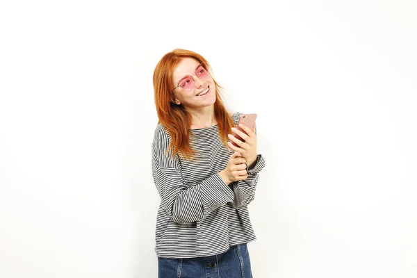 Jonge Aantrekkelijke Natuurlijke Roodharige Vrouw Die Lacht Smartphone Scherm Met — Stockfoto
