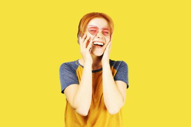 Genç çekici doğal Kızıl saçlı duygusal kadın telefonla konuşuyor, gülüyor. Arka plan beyaz, uzay kopyalayın. Cep telefonu konuşmayı rahat kıyafet beyzbol forması giyen güzel kızıl saçlı erkek.