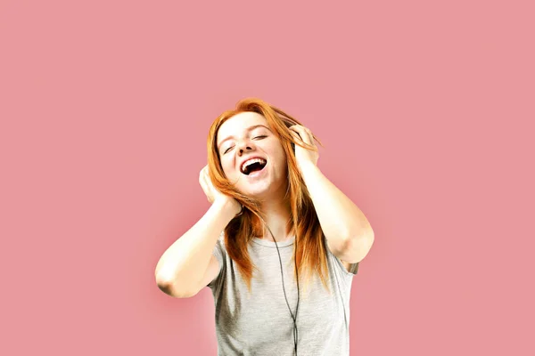 Νέοι Ελκυστικό Φυσικό Κοκκινομάλλα Γυναίκα Που Χαμογελά Χορεύοντας Τραγουδώντας Μαζί — Φωτογραφία Αρχείου