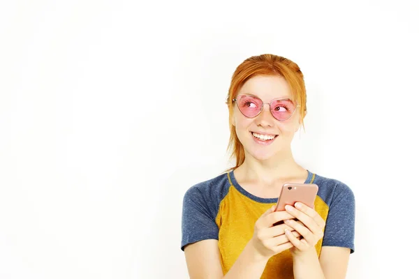 Junge Attraktive Rothaarige Frau Die Auf Dem Smartphone Bildschirm Lächelt — Stockfoto