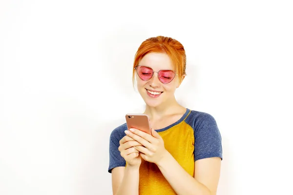 Jovem Mulher Ruiva Natural Atraente Sorrindo Tela Smartphone Usando Telefone — Fotografia de Stock