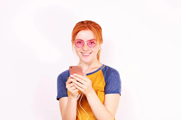 Joven Atractiva Pelirroja Natural Sonriendo Disfrutando Canción Favorita Con Auriculares — Foto de Stock