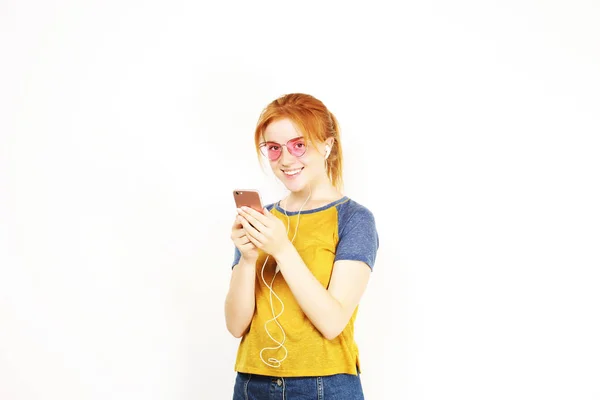 Joven Atractiva Pelirroja Natural Sonriendo Disfrutando Canción Favorita Con Auriculares — Foto de Stock