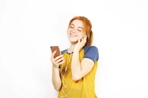 Jovem Mulher Ruiva Natural Atraente Sorrindo Desfrutando Música Favorita Com — Fotografia de Stock