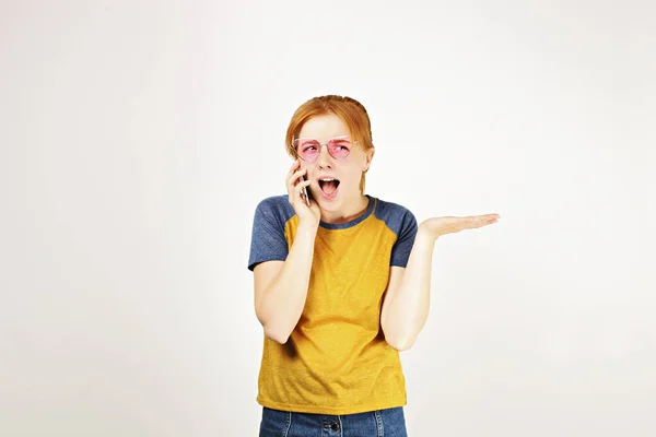 Portrait Une Jeune Femme Irritée Portant Des Lunettes Soleil Chat — Photo