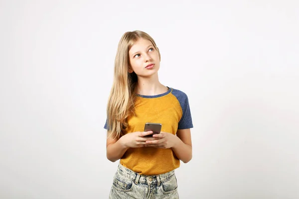 Junge Schöne Frau Mit Langen Natürlichen Blonden Haaren Nachdenklicher Mimik — Stockfoto