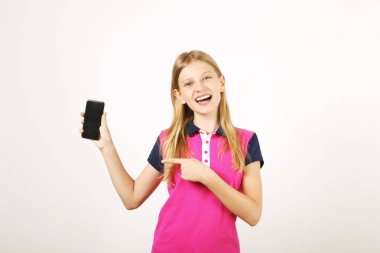 Uzun doğal sarı saçları, boş ekran cep telefonu işaret parmağı ile rahat genç yaş kız portresi. Smartphone holding, görüntü gösterilen mutlu genç erkek. Beyaz arka plan, kopya alanı