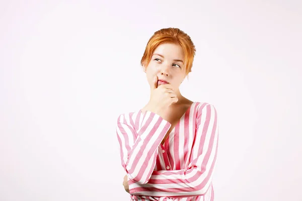 Jeune Belle Femme Aux Longs Cheveux Roux Naturels Pensée Expression — Photo