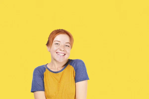 Redheaded Όμορφη Νεαρή Γυναίκα Ικανοποιημένοι Έκφραση Του Προσώπου Απομονώνονται Κίτρινο — Φωτογραφία Αρχείου