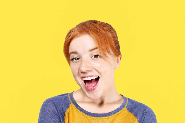 Mooie Roodharige Jonge Vrouw Met Tevreden Gelaatsuitdrukking Geïsoleerd Gele Achtergrond — Stockfoto