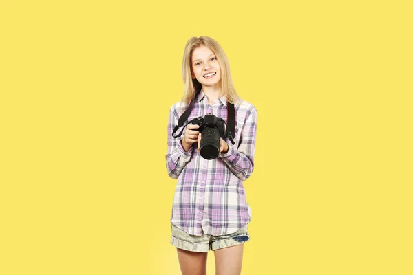 Μικρά Εφηβική Κοπέλα Κρατώντας Ψηφιακή Φωτογραφική Μηχανή Μεγάλο Φακό Λουρί — Φωτογραφία Αρχείου