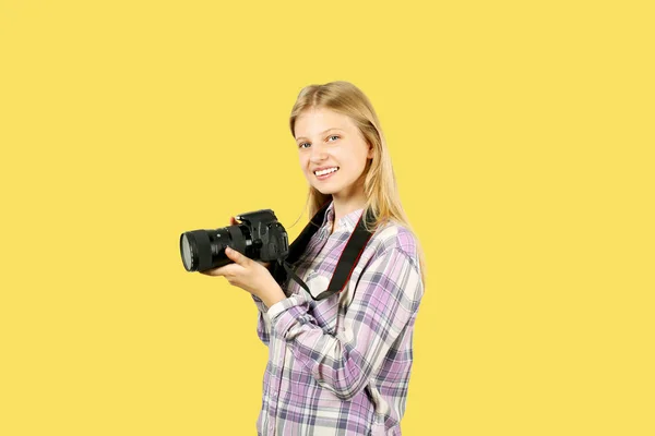 Jovem Adolescente Segurando Câmera Fotográfica Digital Com Lente Grande Cinta — Fotografia de Stock