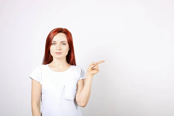 Gyönyörű Fiatal Vöröshajú Hosszú Vörös Haja Mutató Ujjával Mutatva Másol — Stock Fotó