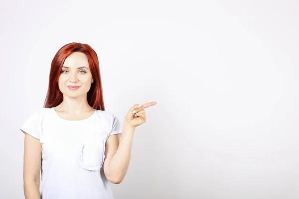 Mulher Ruiva Nova Bonita Com Cabelo Vermelho Longo Dedo Indicador — Fotografia de Stock