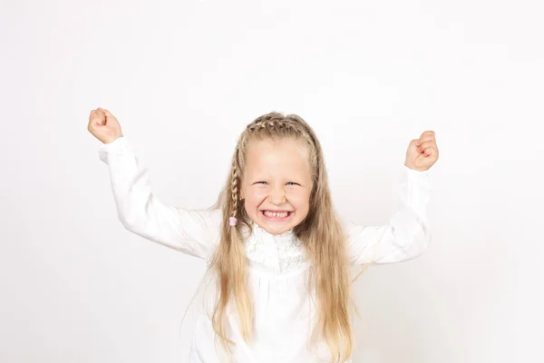 Porträt Eines Schönen Lustigen Und Wütenden Vierjährigen Mädchens Das Mit — Stockfoto