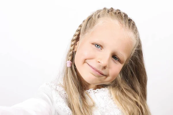 第一人称可爱的金发女郎四岁的女孩与滑稽的辫子和美丽的蓝眼睛采取自拍智能手机 儿童与技术概念 可爱的小孩子 复制空间背景 — 图库照片